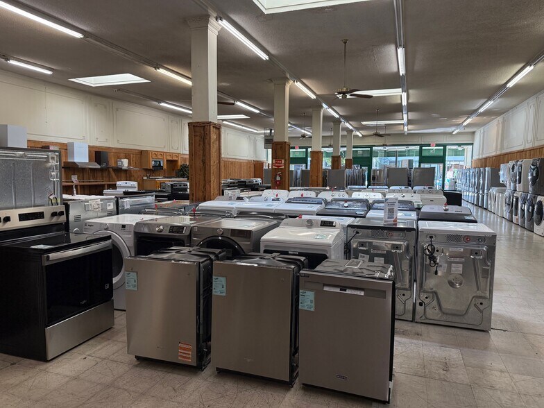 122 W 7th St, Hanford, CA à vendre - Photo intérieure - Image 2 de 12