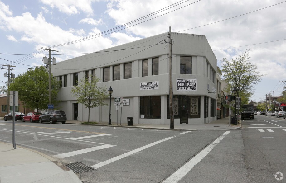 2-4 W Main St, Bay Shore, NY à vendre - Photo du bâtiment - Image 2 de 9