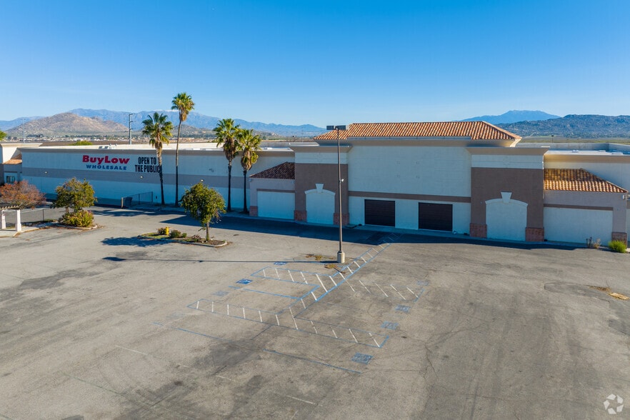681 E San Jacinto Ave, Perris, CA à louer - Photo principale - Image 1 de 8