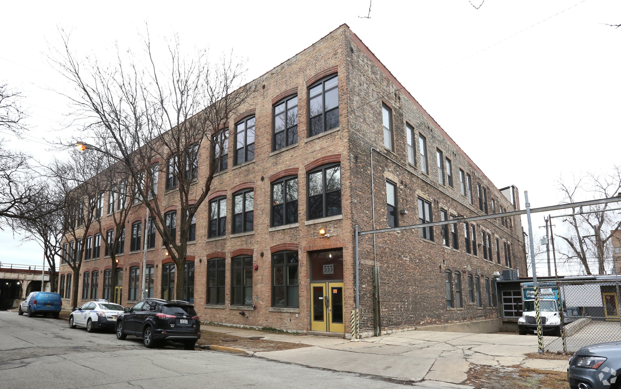 333 N Oakley Blvd, Chicago, IL for lease Primary Photo- Image 1 of 9