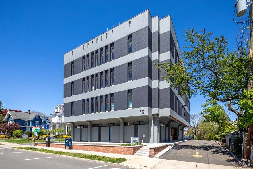 10 Mott Ave, Norwalk, CT à louer - Photo du bâtiment - Image 2 de 8