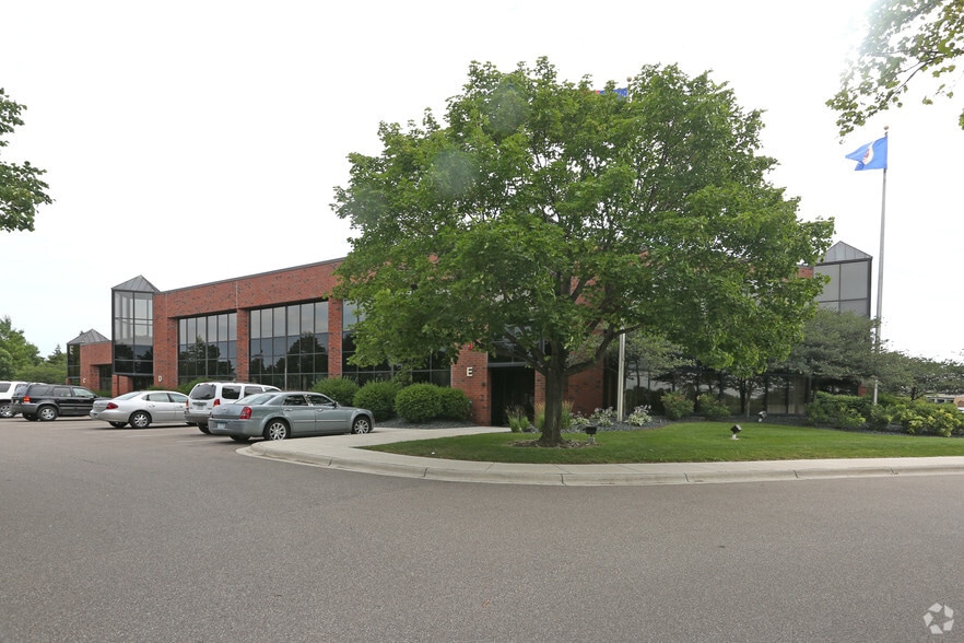 2500 Cr-42 W, Burnsville, MN à vendre - Photo du bâtiment - Image 3 de 7