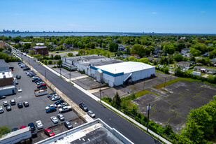 Multi-Tenant Flex Warehouse w/High Ceilings - Entrepôt