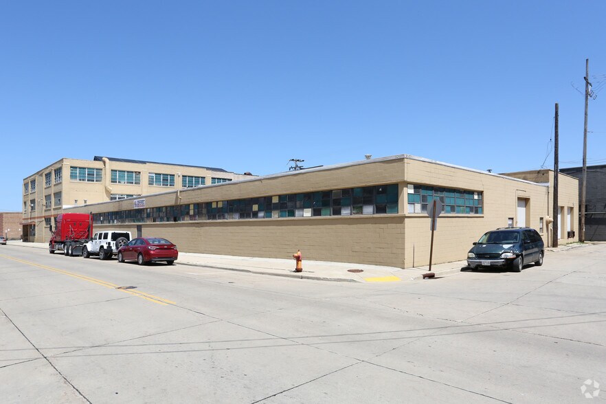 2201-2210 12th Ave, South Milwaukee, WI à louer - Photo du bâtiment - Image 3 de 5