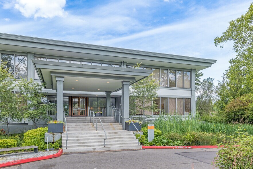 1400 112th Ave SE, Bellevue, WA à louer - Photo du bâtiment - Image 2 de 2