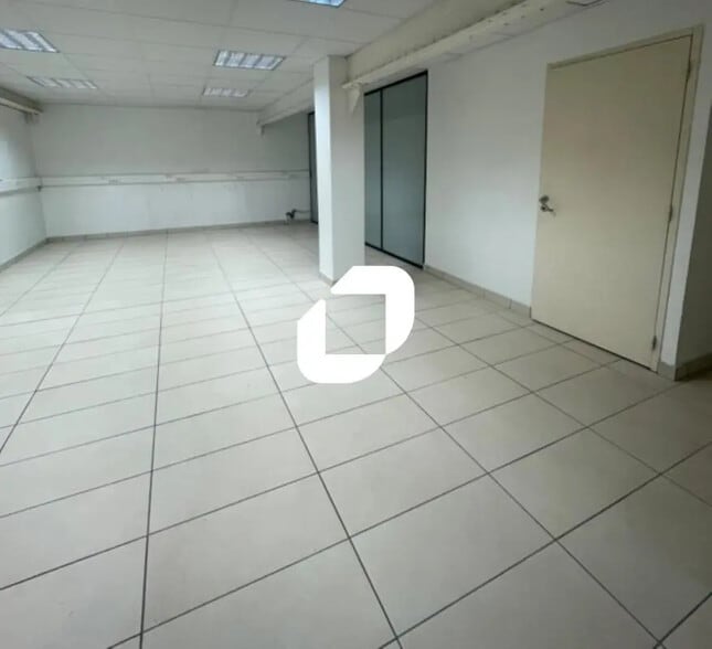 Office in Grenoble for lease - Interior Photo - Image 2 of 7