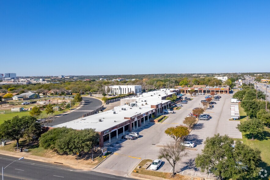 2121 Parmer Ln, Austin, TX à louer - Photo du bâtiment - Image 3 de 4
