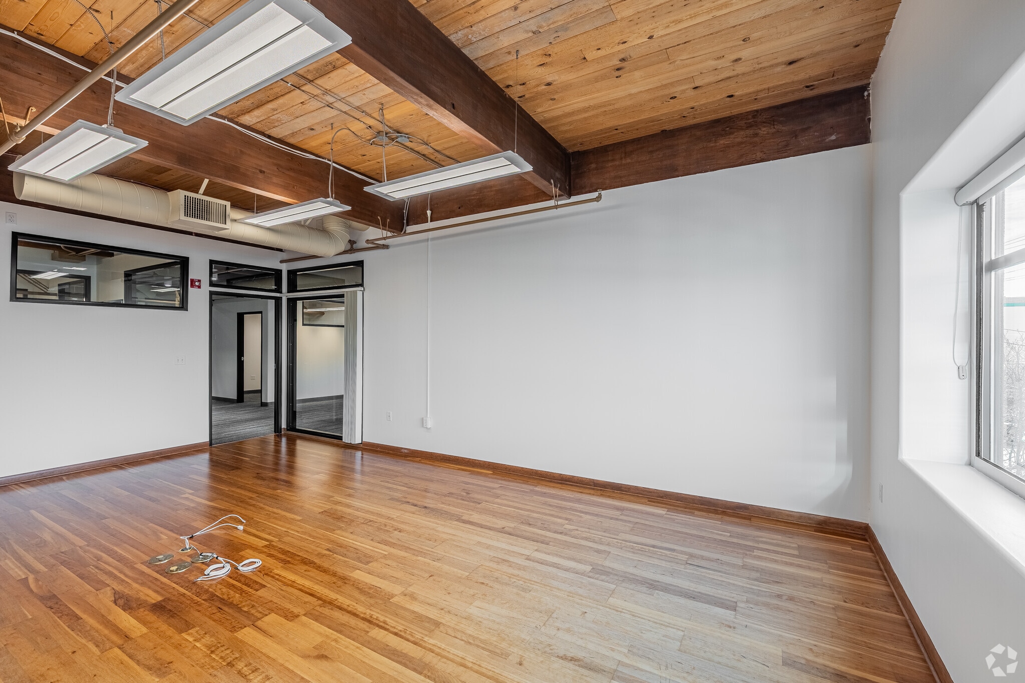 819 SE Morrison St, Portland, OR for lease Interior Photo- Image 1 of 4