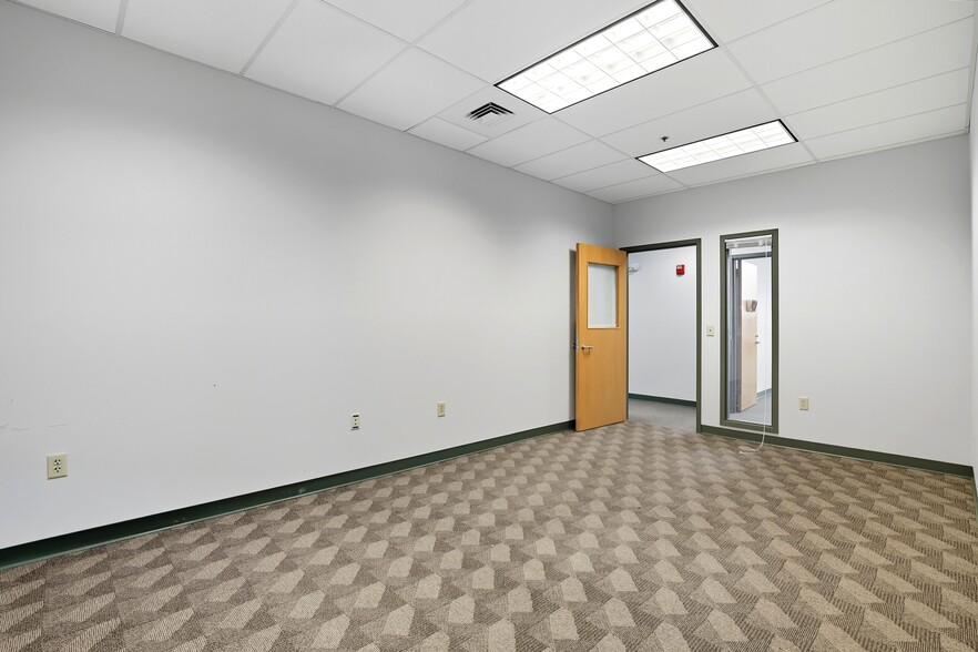 25 Manchester St, Merrimack, NH for lease - Building Photo - Image 3 of 37