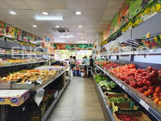 Plus de détails pour Multi-résidentiel à vendre
