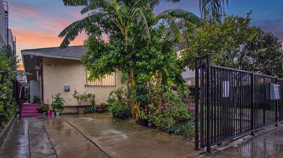644 N Serrano Ave, Los Angeles, CA à vendre - Photo du bâtiment - Image 2 de 43