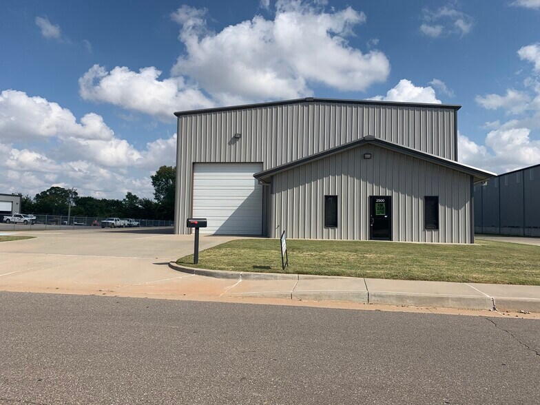 2500 S Vermont Ave, Oklahoma City, OK à louer - Photo du bâtiment - Image 1 de 15