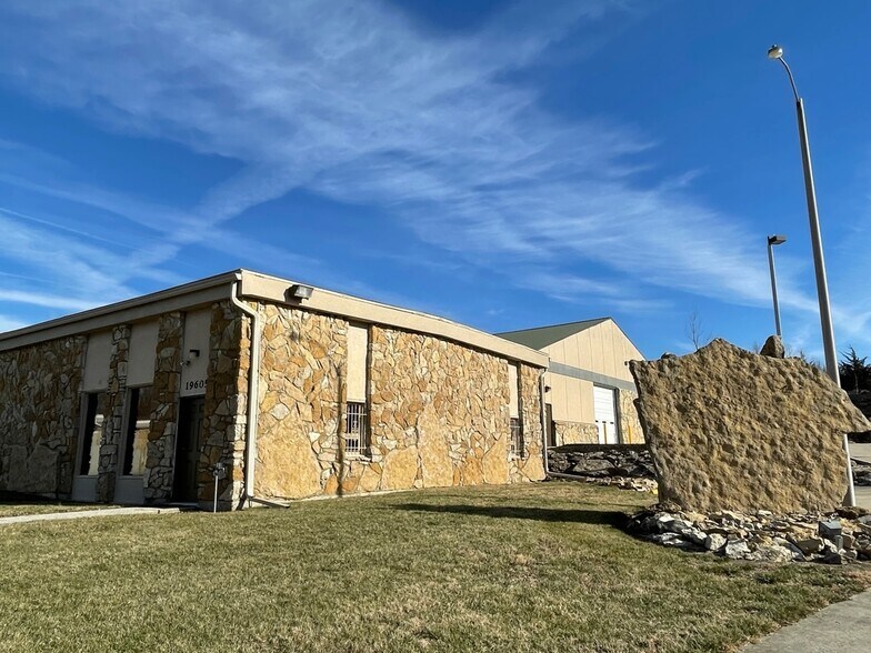 19605 E 40 Hwy, Independence, MO à vendre - Photo du bâtiment - Image 2 de 51