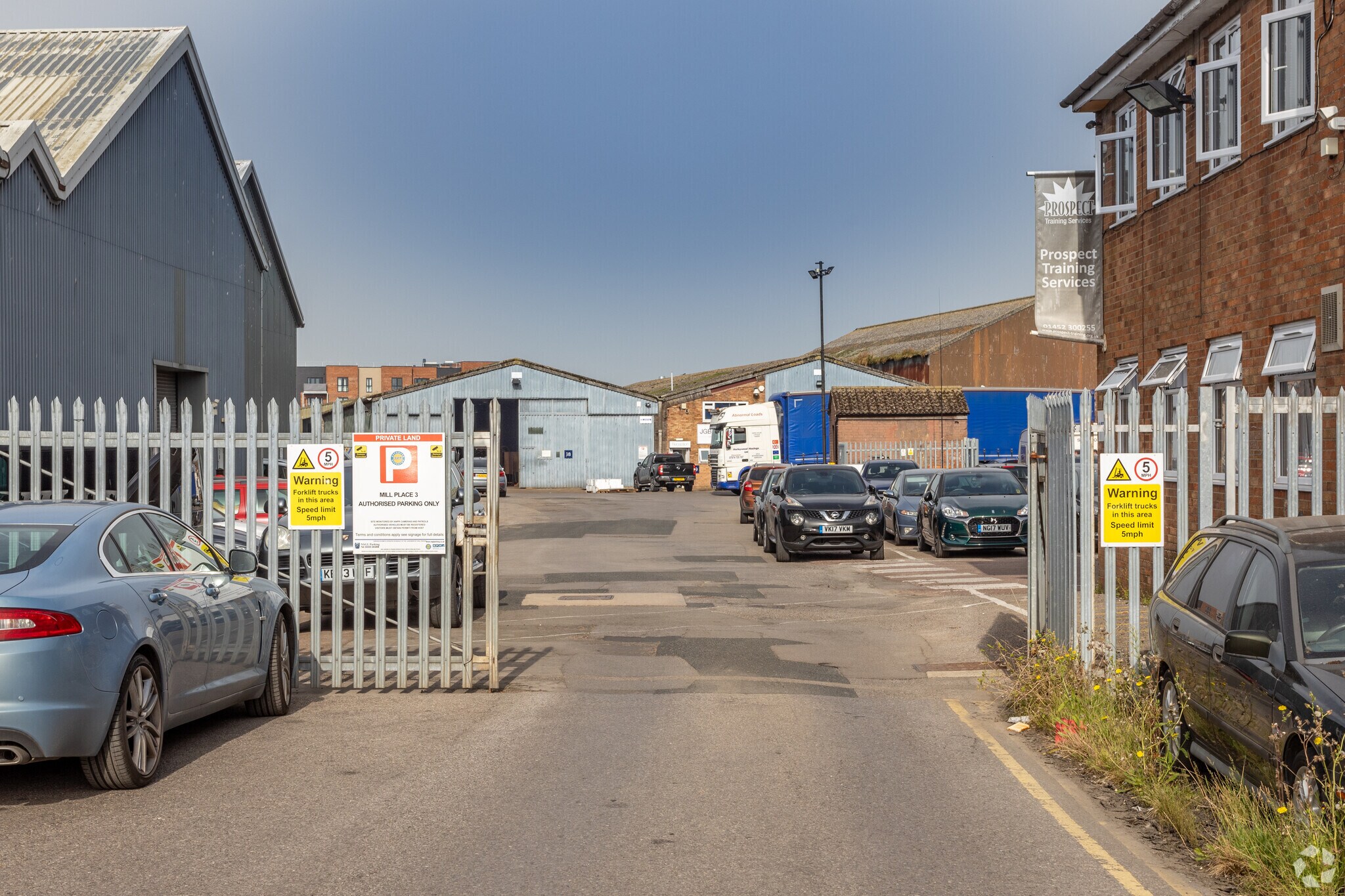 Bristol Road portefeuille de 4 propriétés à vendre sur LoopNet.ca Photo principale- Image 1 de 3