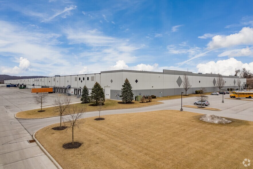 600 Industrial Dr, Lewisberry, PA à louer - Photo du bâtiment - Image 2 de 4