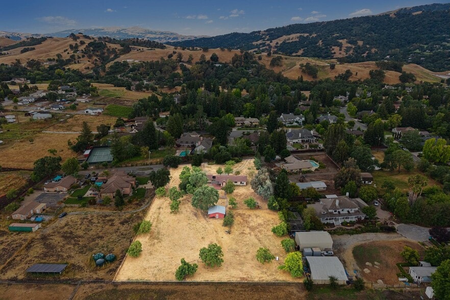 744 Mockingbird Ln, Pleasanton, CA for sale - Primary Photo - Image 1 of 8