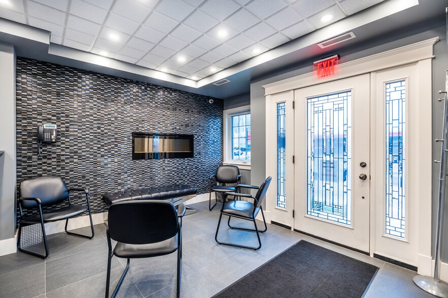 193 King St E, Oshawa, ON à vendre - Photo du bâtiment - Image 2 de 9