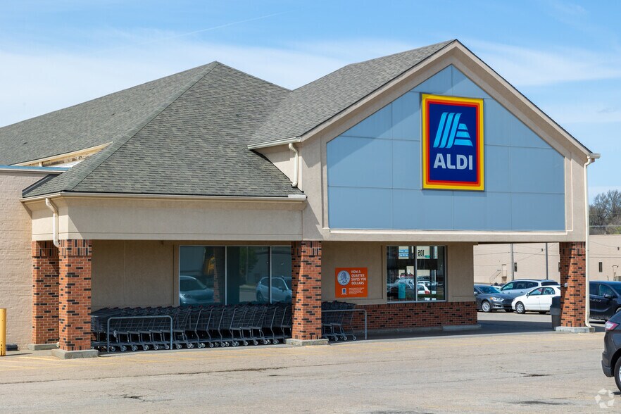 105-115 SW 29th St, Topeka, KS à vendre - Photo du bâtiment - Image 3 de 7