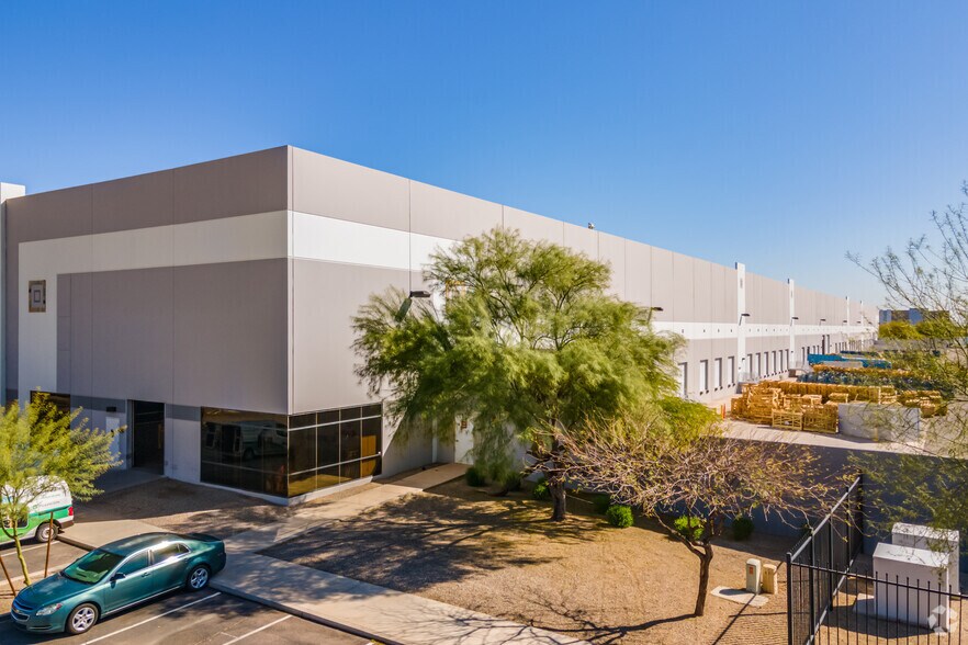 7375 W Buckeye Rd, Phoenix, AZ à louer - Photo du bâtiment - Image 2 de 11