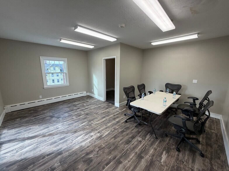 196 Woodland St, Bristol, CT à louer - Photo du bâtiment - Image 3 de 8