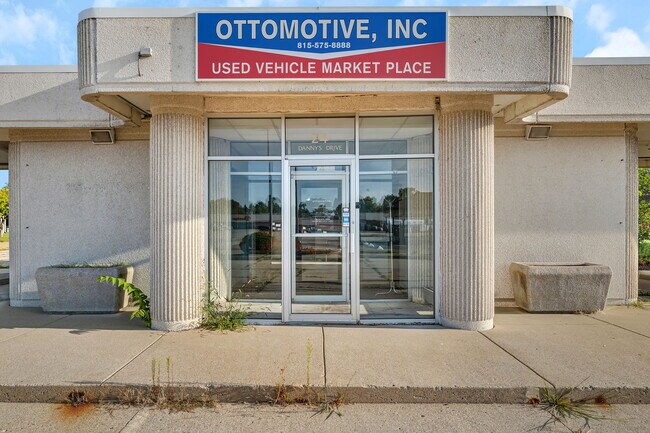 More details for 24 Danny's Dr, Streator, IL - Retail for Sale