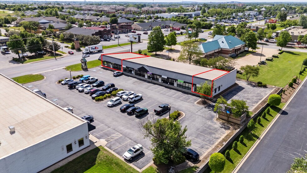 2212 S Walton Blvd, Bentonville, AR à louer - Photo du bâtiment - Image 3 de 6