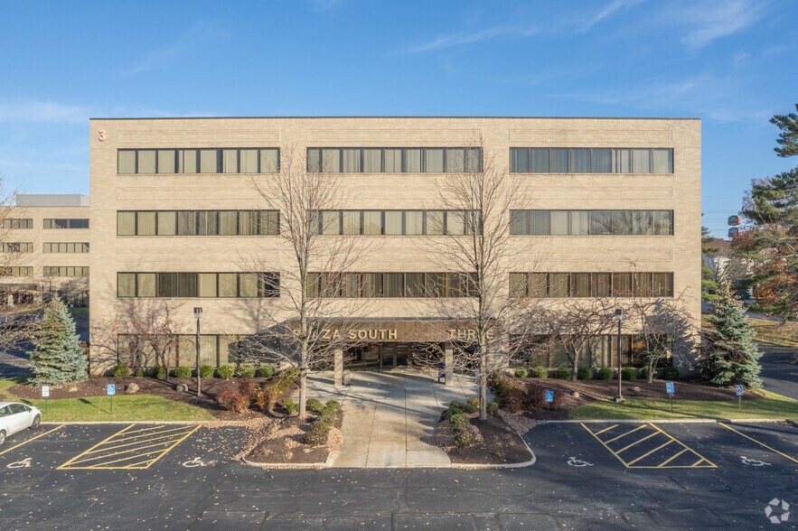 7271 Engle Rd, Middleburg Heights, OH for sale - Building Photo - Image 2 of 14