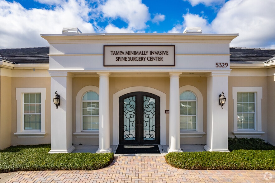 5329 Primrose Lake Cir, Tampa, FL à louer - Photo du bâtiment - Image 3 de 6