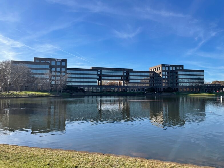 907 Explorer Blvd NW, Huntsville, AL à vendre - Photo du bâtiment - Image 2 de 21