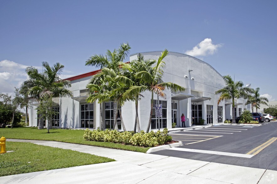 1701 NW 112th Ave, Miami, FL à louer - Photo du bâtiment - Image 3 de 10