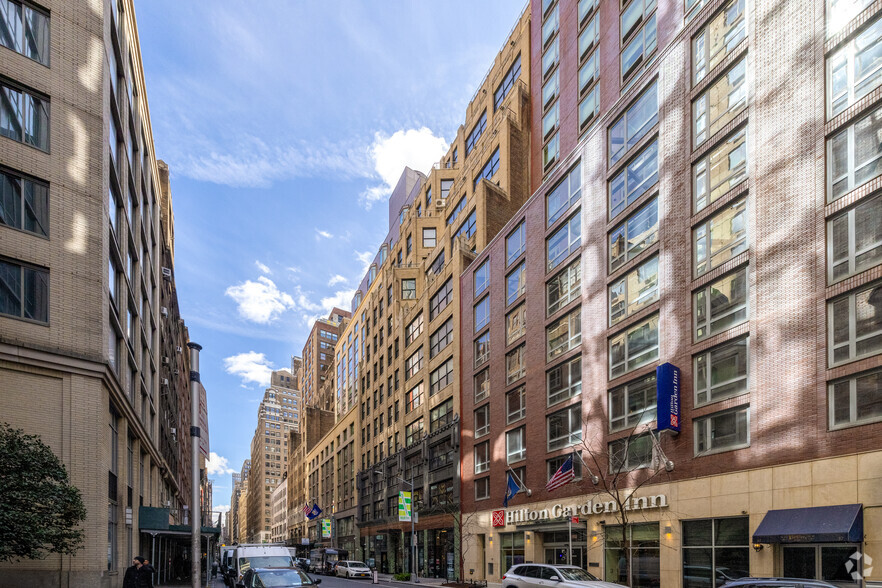 320-324 W 37th St, New York, NY for lease - Building Photo - Image 1 of 4