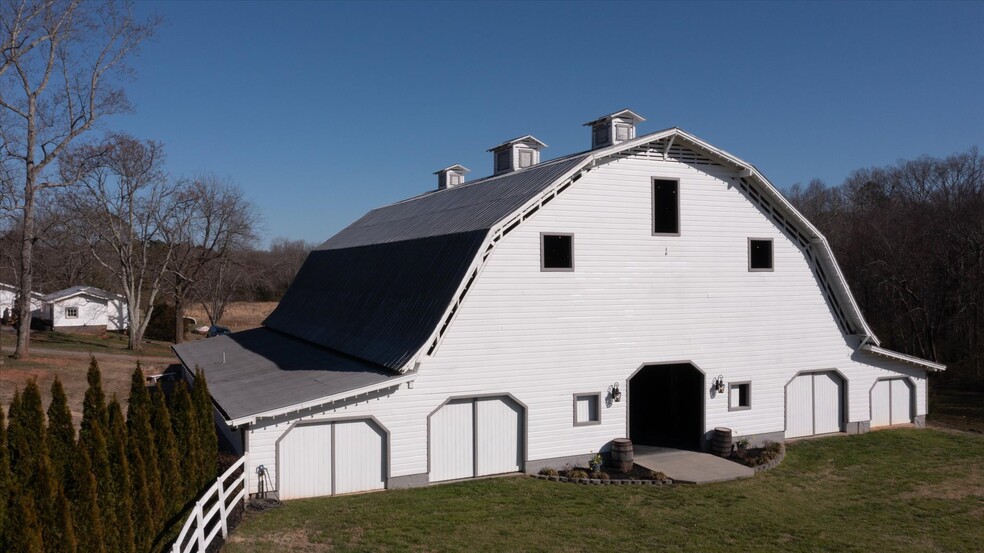 732 Crowe Dairy Rd, Forest City, NC à vendre - Photo du bâtiment - Image 2 de 35