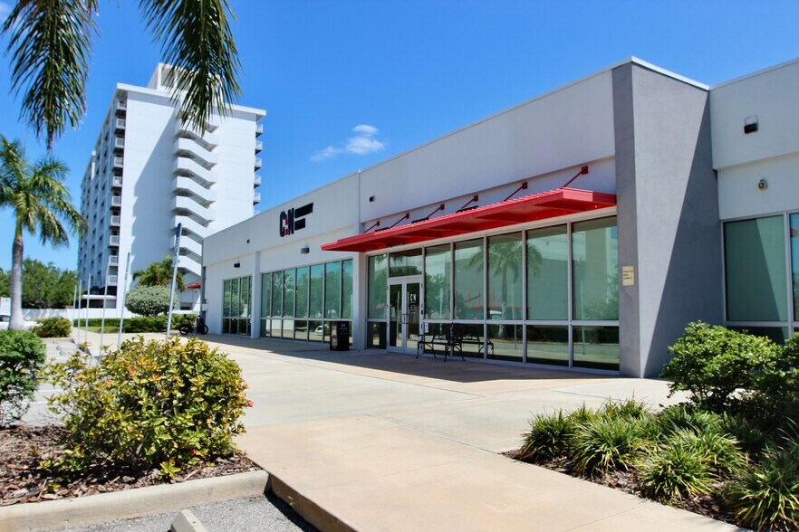3251 3rd Ave N, Saint Petersburg, FL à louer - Photo du bâtiment - Image 2 de 11