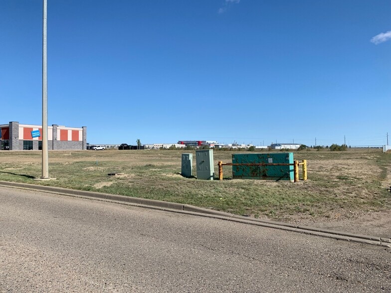 2950 Box Springs Blvd NW, Medicine Hat, AB for sale - Building Photo - Image 2 of 5