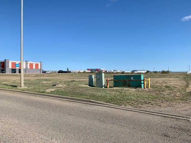 2950 Box Springs Blvd NW, Medicine Hat, AB à vendre - Photo du bâtiment - Image 2 de 5