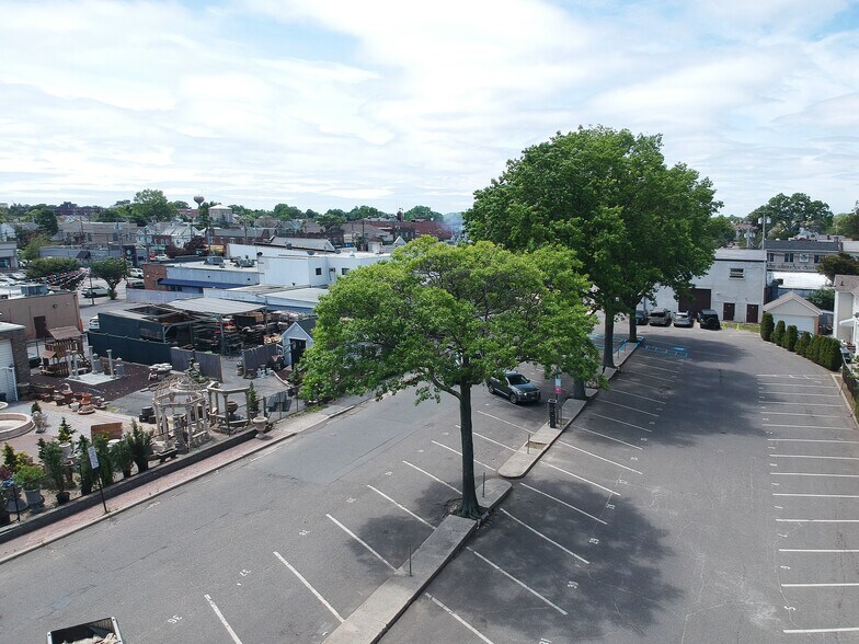 300 Willis Ave, Mineola, NY à louer - Photo du bâtiment - Image 3 de 13