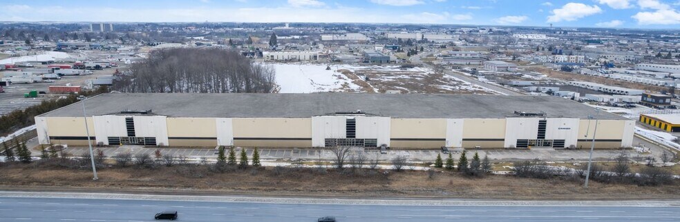 520 Beards Ln, Woodstock, ON à louer - Photo du bâtiment - Image 3 de 7