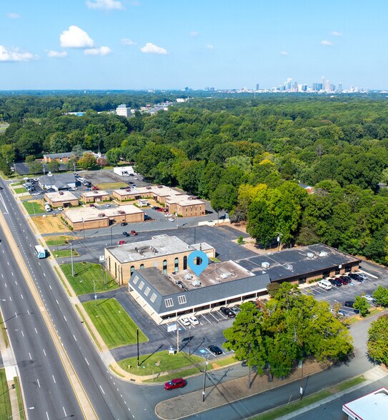 4949 Albemarle Rd, Charlotte, NC à louer - Photo du bâtiment - Image 2 de 3