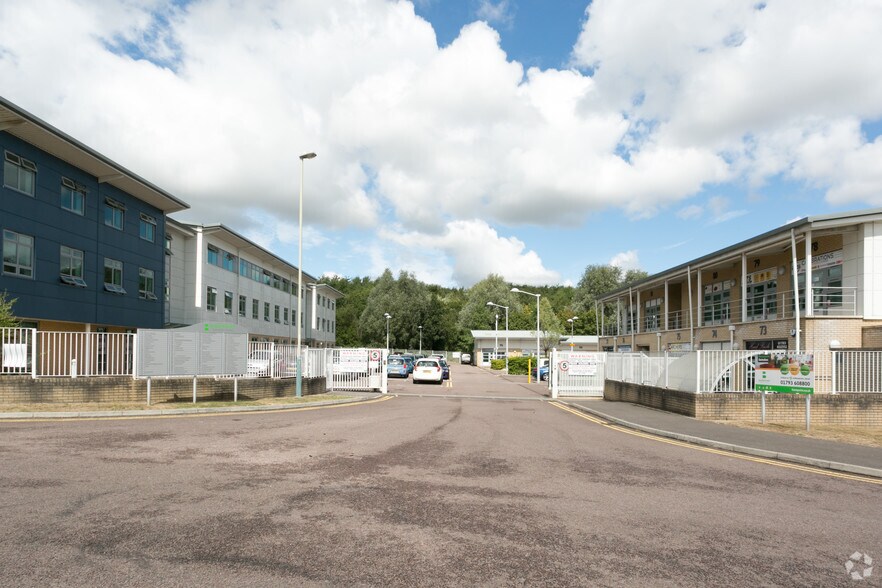 Rivermead Dr, Swindon à louer - Photo du bâtiment - Image 2 de 4