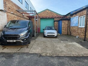 10-11 Station Clos, Potters Bar à louer Photo du bâtiment- Image 2 de 11