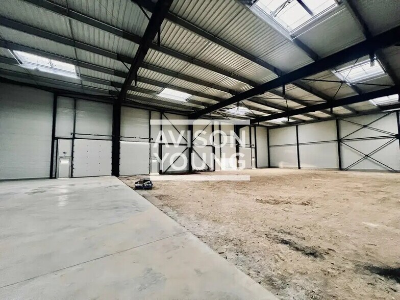 Flex in Louvres for lease - Building Photo - Image 2 of 13