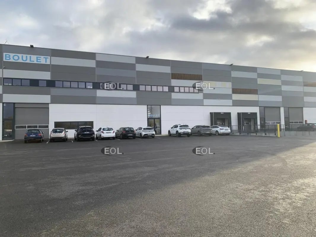 Flex in Neuville-sur-Oise for lease Building Photo- Image 1 of 10