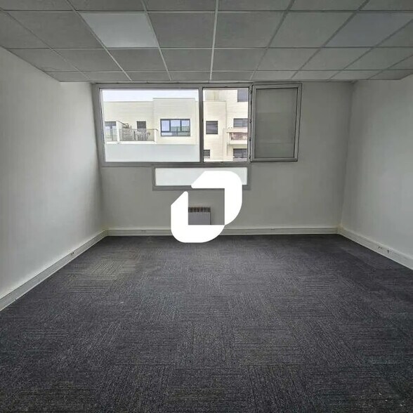 Office in Saint-Denis for lease - Building Photo - Image 1 of 16