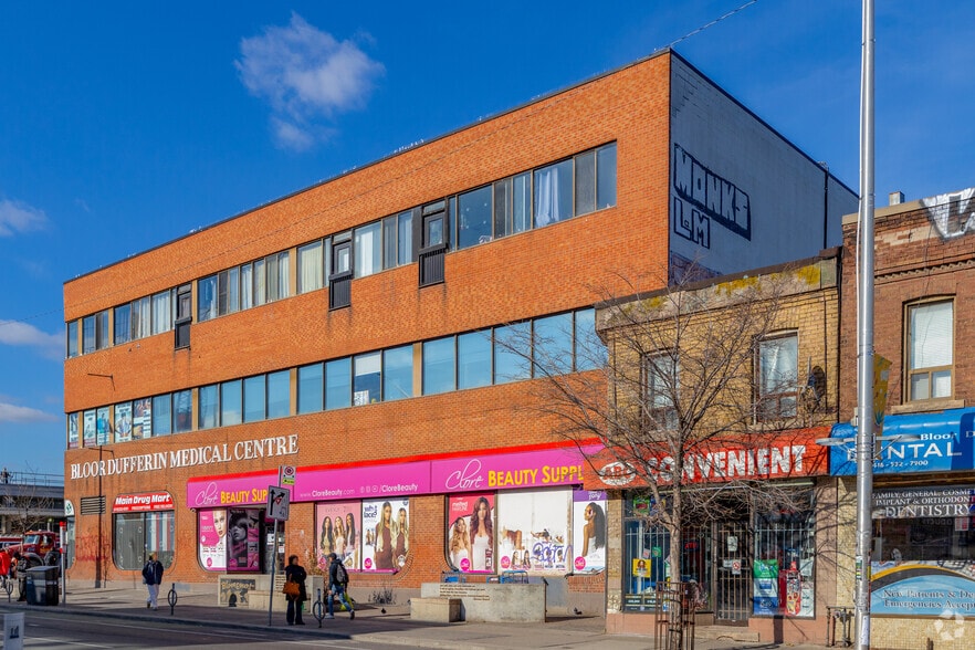 1011 Dufferin St, Toronto, ON à louer - Photo du bâtiment - Image 3 de 4