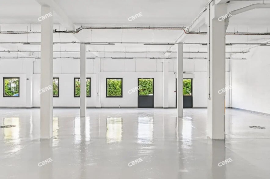 Flex in Gennevilliers for lease - Interior Photo - Image 3 of 8