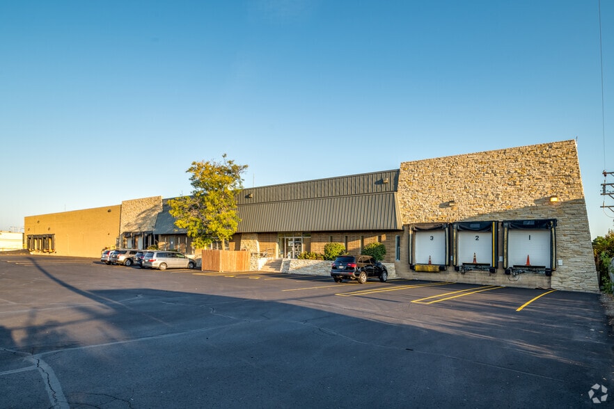 130-150 W Edgerton Ave, Milwaukee, WI for sale - Building Photo - Image 3 of 11