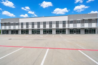 13911 Service Center Dr, Tomball, TX à louer Photo du bâtiment- Image 1 de 5