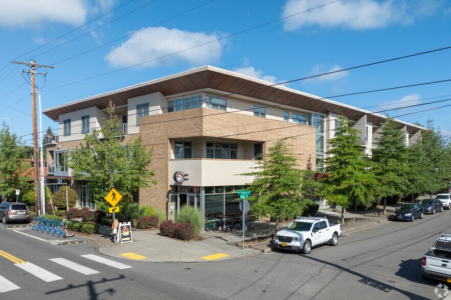 4951 NE Fremont St, Portland, OR à louer - Photo du bâtiment - Image 3 de 8