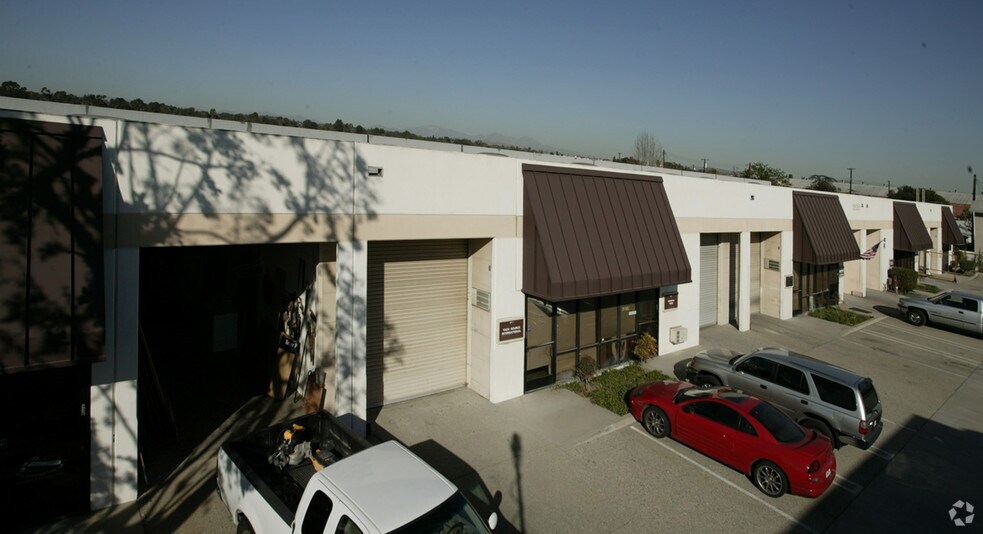 3525 W Commonwealth Ave, Fullerton, CA à louer - Photo du bâtiment - Image 3 de 5