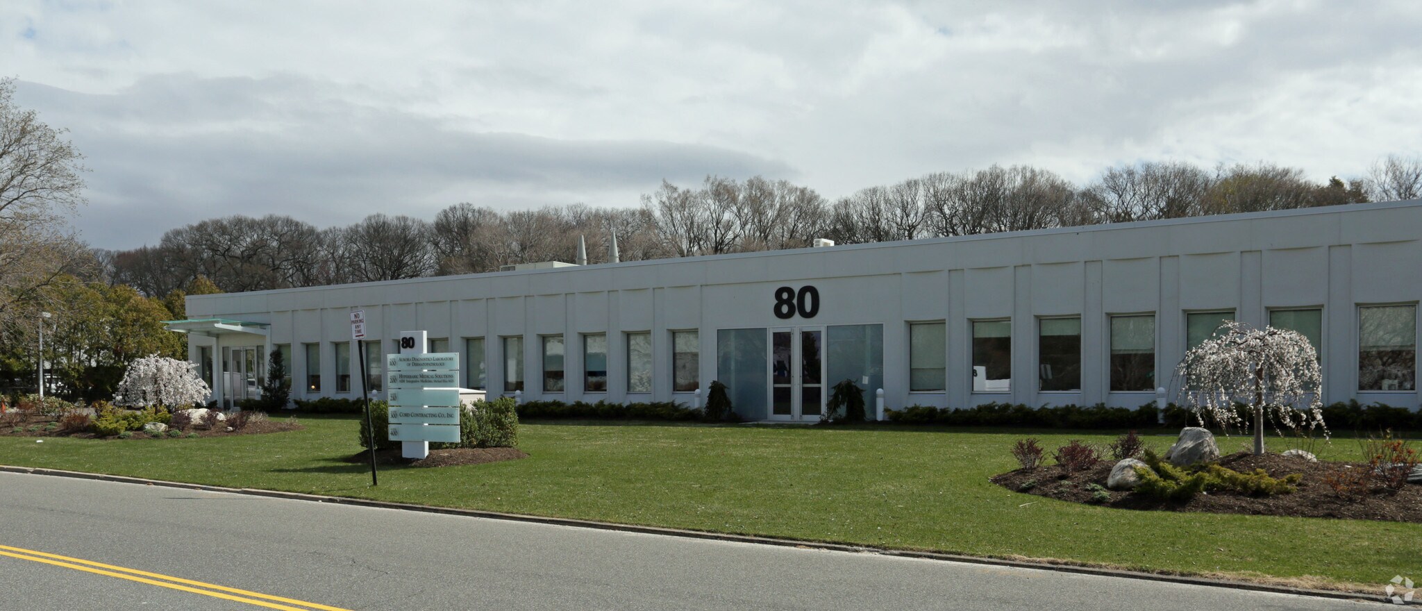80 Crossways Park Dr, Woodbury, NY à louer Photo principale- Image 1 de 16